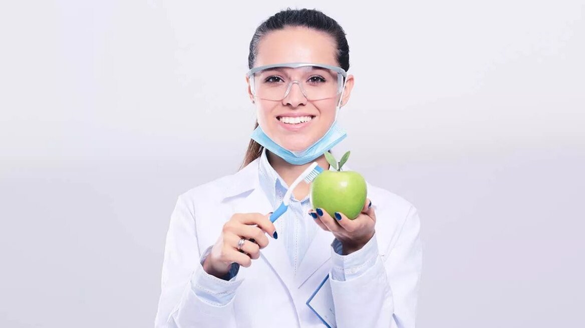 Χαμόγελο: Πέντε τροφές που αποφεύγει ένας οδοντίατρος