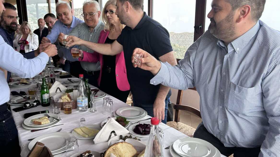 Εκλογές 2023: Με τσικουδιά και μαντινάδες το γεύμα Ανδρουλάκη με δημοσιογράφους στο Ηράκλειο
