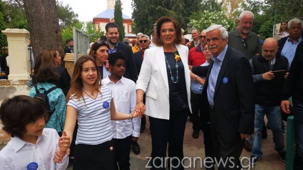 Εκλογές 2023: Στην κάλπη με τα εγγόνια της η Ντόρα Μπακογιάννη