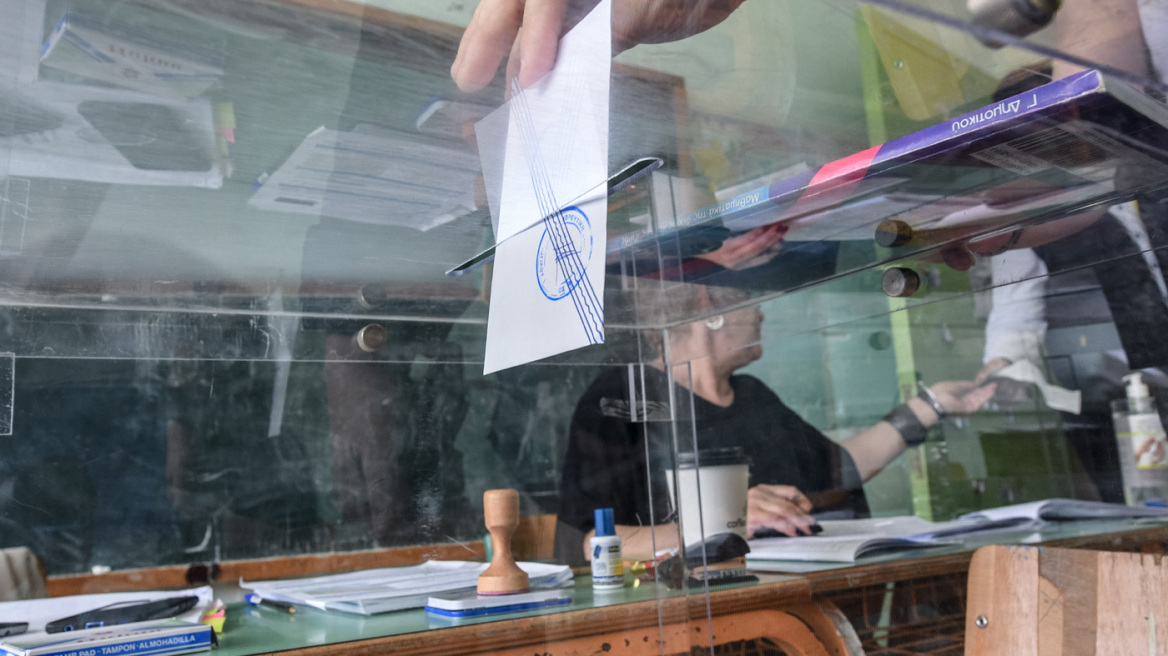 Εκλογές 2023 - Πάτρα: Συνελήφθη ηλικιωμένη επειδή έριξε δύο φακέλους στην κάλπη 