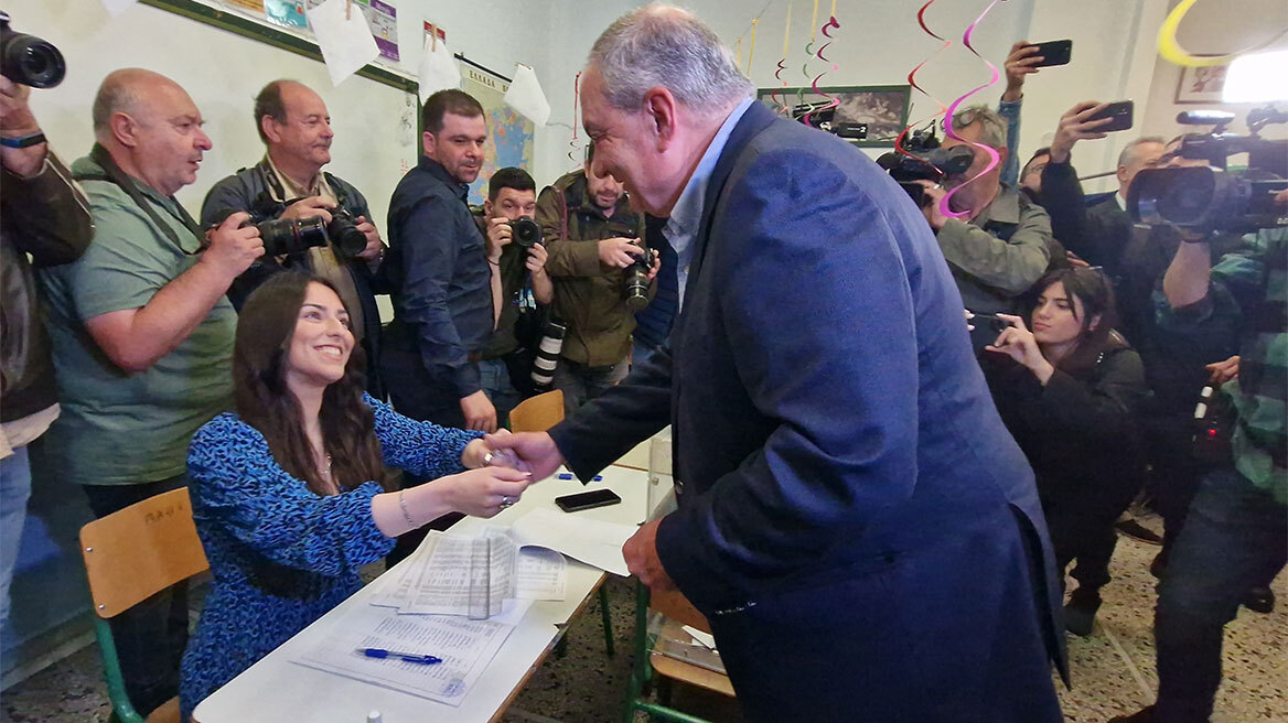 Εκλογές 2023 - Στη Θεσσαλονίκη ψήφισε ο πρώην πρωθυπουργός Κώστας Καραμανλής