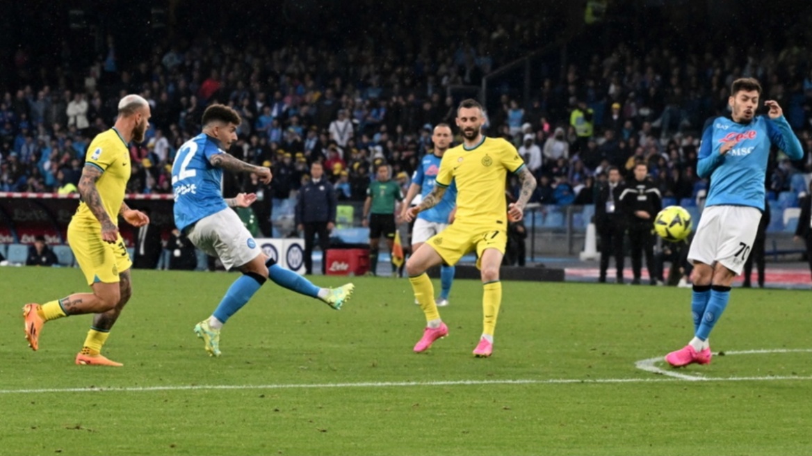 Serie A: Η Νάπολι νίκησε 3-1 την Ίντερ και έβαλε τη Μίλαν στο κόλπο της 4αδας - Δείτε τα γκολ 