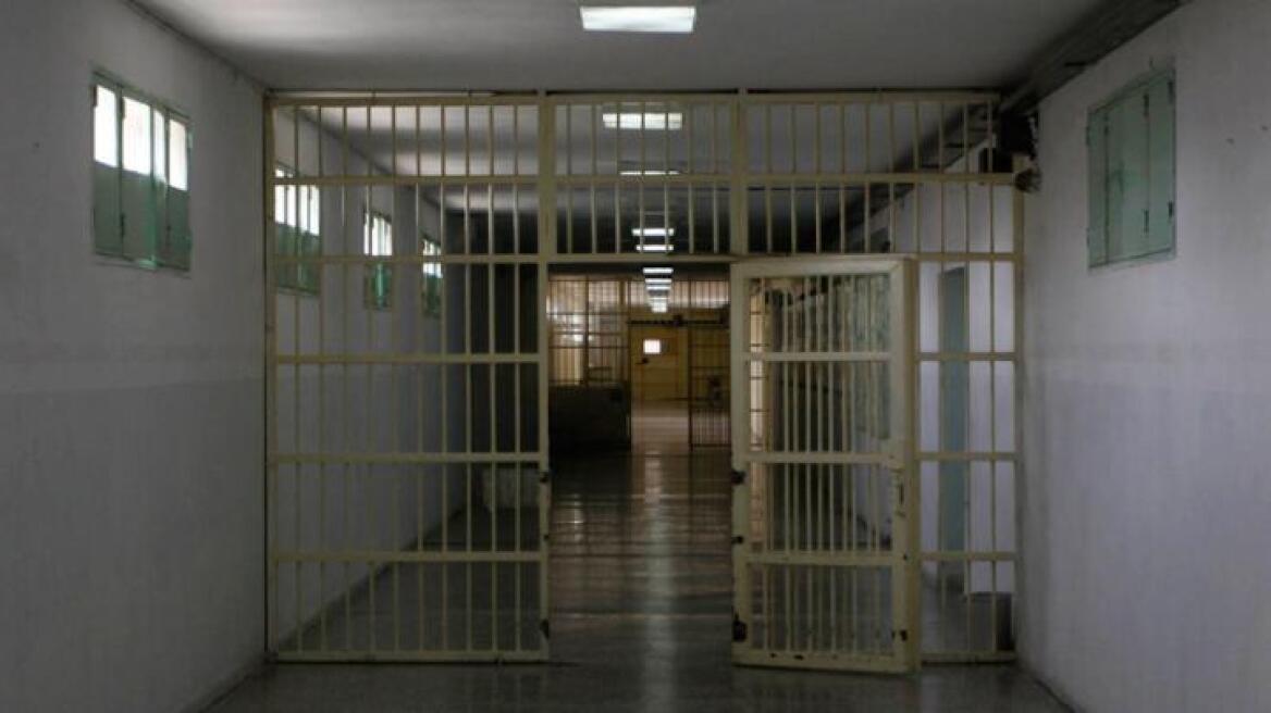Τέσσερις συλλήψεις σε επιχείρηση της ΕΛ.ΑΣ. στις φυλακές Κορυδαλλού - Κατασχέθηκαν μαχαίρια, κινητα και ναρκωτικά