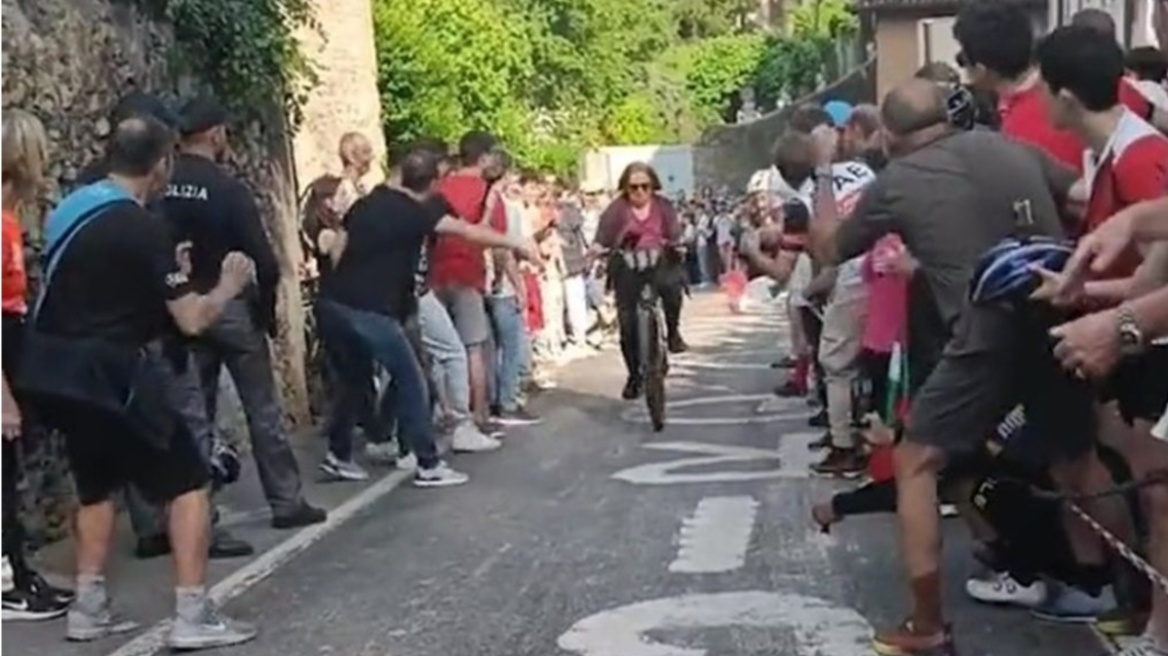 Giro d' Italia: Αμέριμνη ποδηλάτισσα μπήκε κατά λάθος στο ετάπ και αποθεώθηκε - Δείτε βίντεο