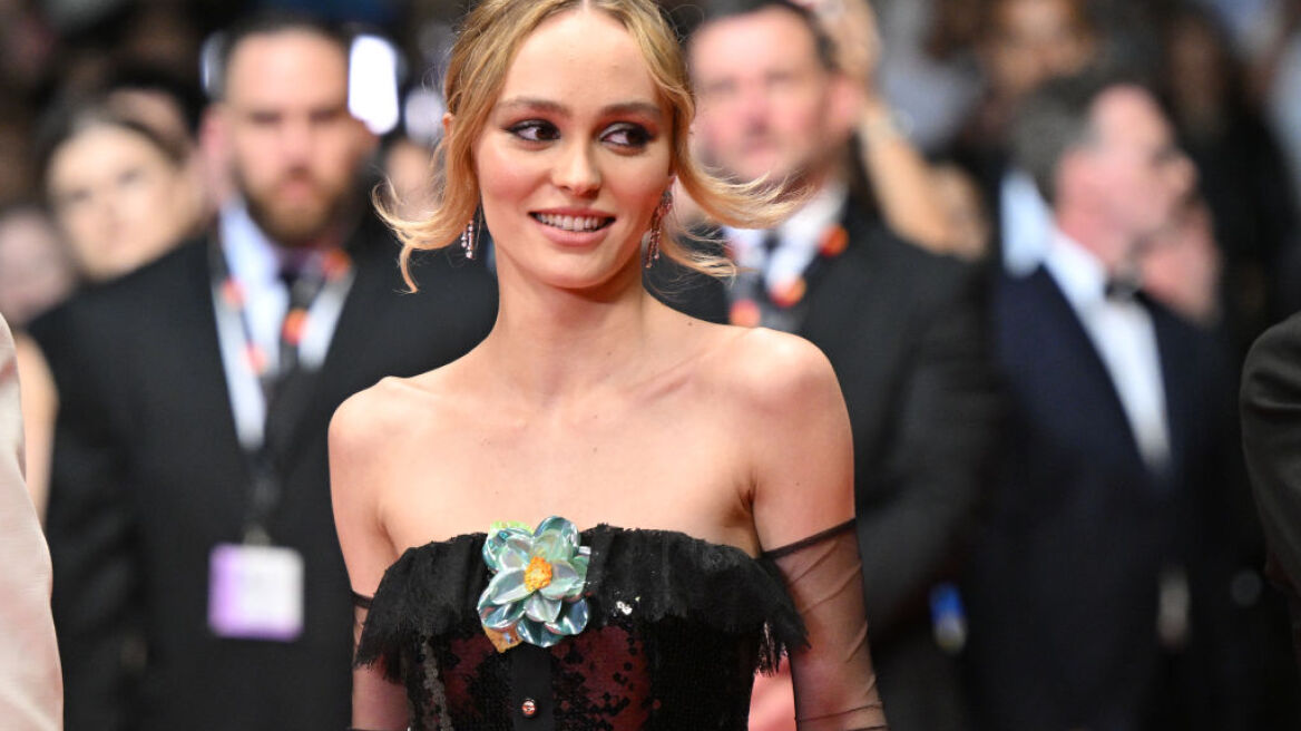  Lily-Rose Depp: Η σέξι εμφάνιση στις Κάννες με vintage Chanel φόρεμα