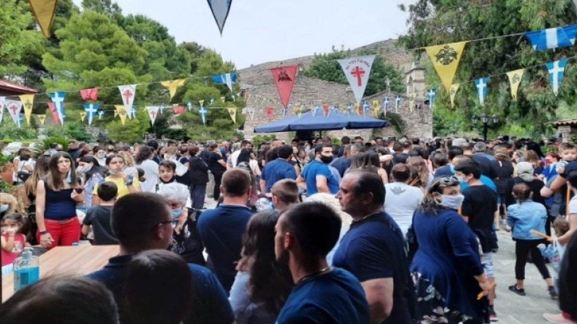 Το ιδιαίτερο τάμα της Κρήτης: Γυναίκες που θέλουν παιδί τρώνε το φυτίλι από το καντήλι της Παναγίας