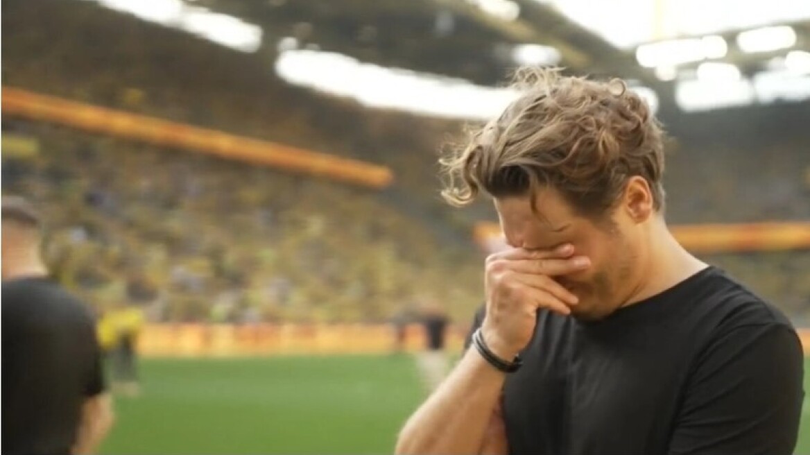 Ντόρτμουντ: Το σύνθημα των οπαδών που έκανε τον προπονητή να λυγίσει - Δείτε βίντεο