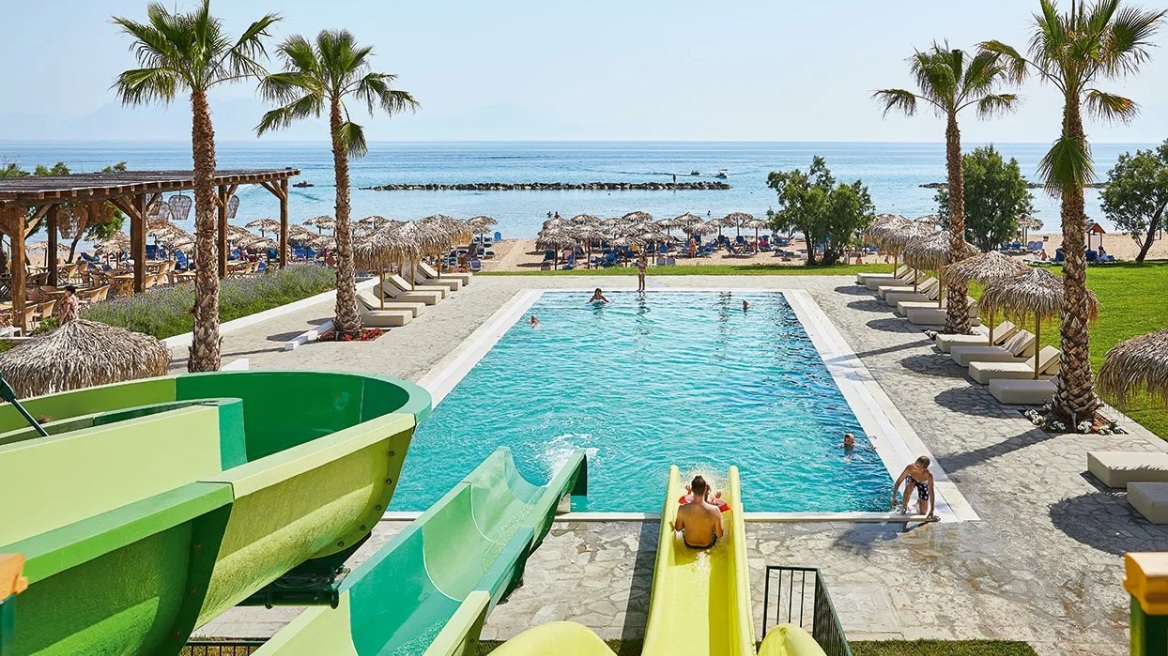 8 ελληνικά ξενοδοχεία για διακοπές με παιδιά δίπλα στη θάλασσα