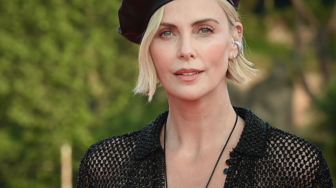 H Σαρλίζ Θερόν ποζάρει χωρίς παντελόνι στο Instagram