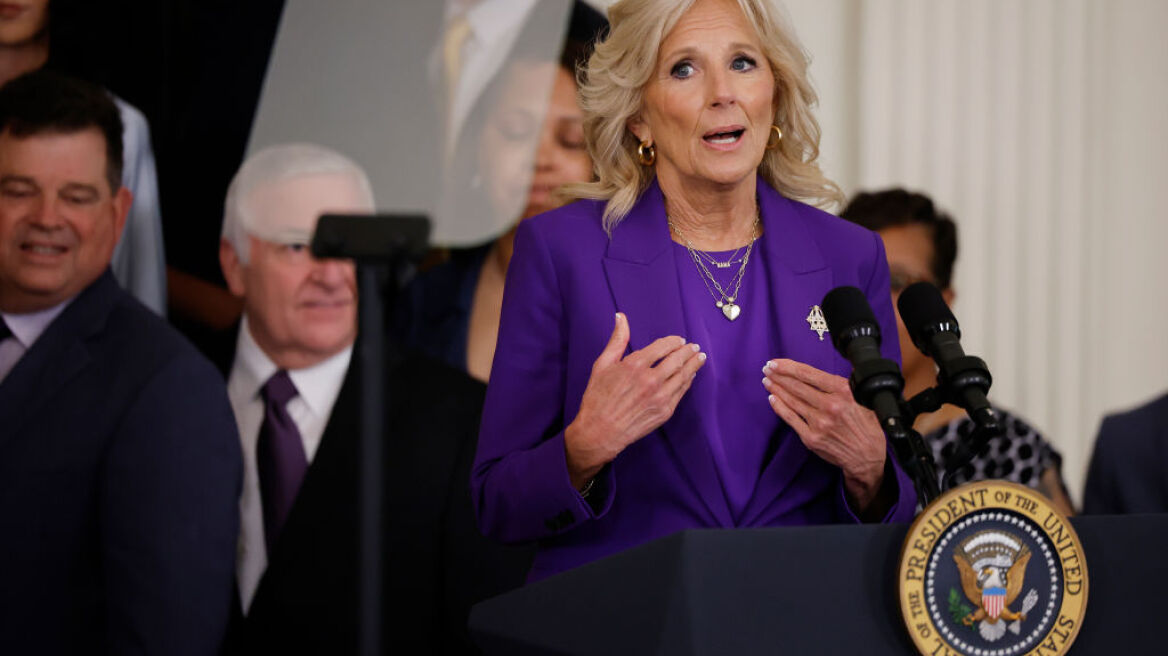 Jill Biden: «Νόμιζα πως θα χειροκροτούσατε» – Η αμήχανη στιγμή της Πρώτης Κυρίας των ΗΠΑ που προκάλεσε έντονο γέλιο
