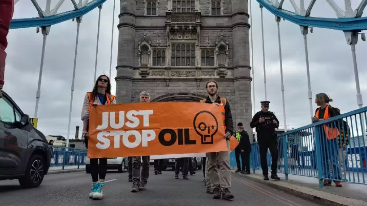 Βρετανία: Ακτιβιστές διέκοψαν την κυκλοφορία σε τέσσερις γέφυρες του Λονδίνου