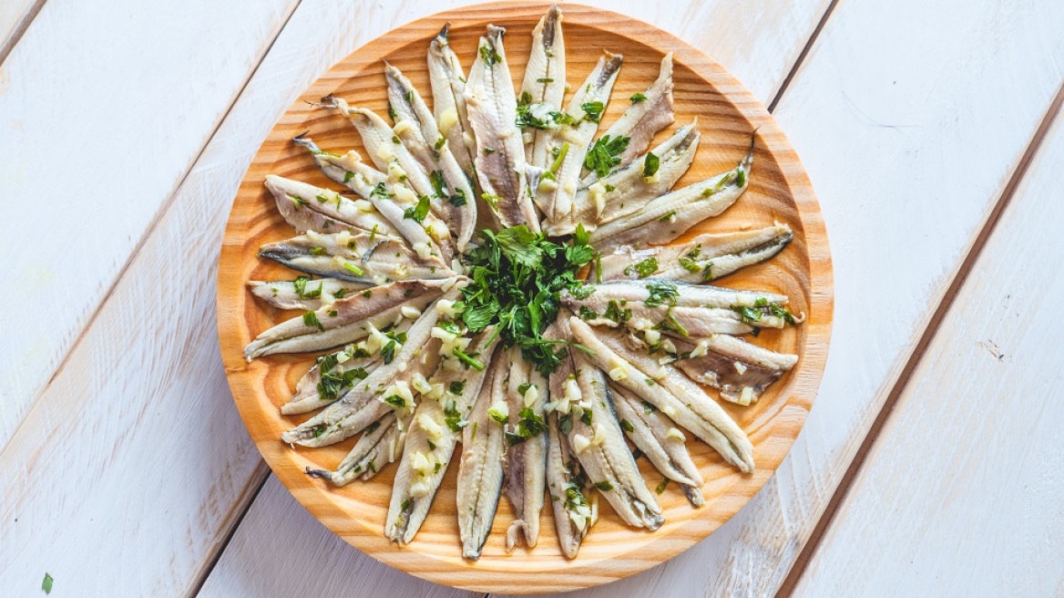 Αντζούγια: Ο Δ. Παπαζυμούρης μάς εξηγεί πώς εμπλουτίζει γευστικά τα πιάτα μας (+συνταγές)