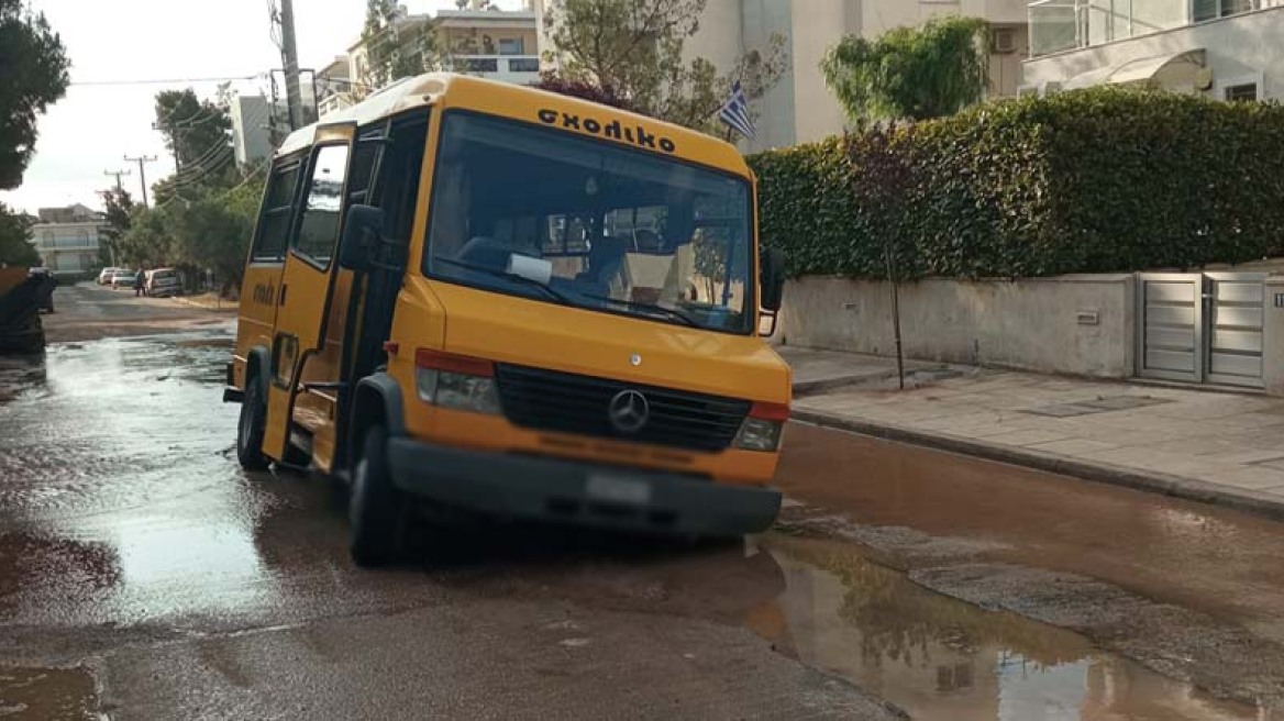 Πόρτο Ράφτη: Σχολικό λεωφορείο έπεσε σε λακκούβα και… ακινητοποιήθηκε