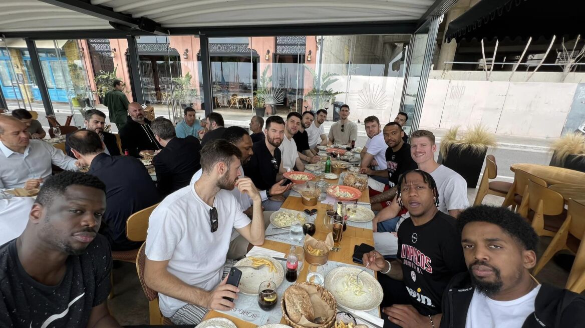 Ολυμπιακός: Γεύμα του Μπαρτζώκα στην ομάδα μπάσκετ πριν τους τελικούς με τον Παναθηναϊκό