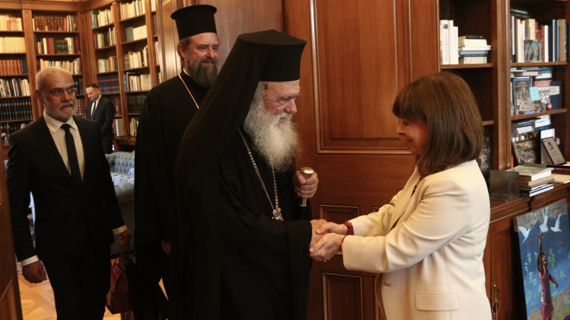Η Κατερίνα Σακελλαροπούλου υποδέχθηκε τον Αρχιεπίσκοπο Ιερώνυμο
