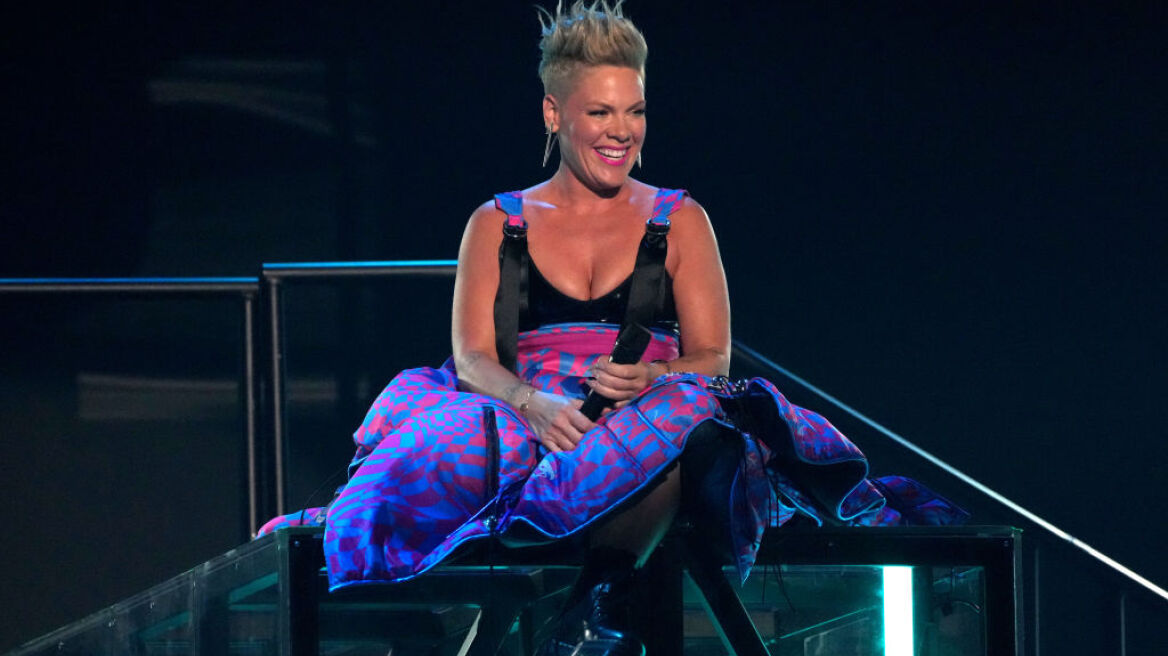 H Pink κάνει ηλιοθεραπεία με φρουτένιο, διάφανο μπικίνι 