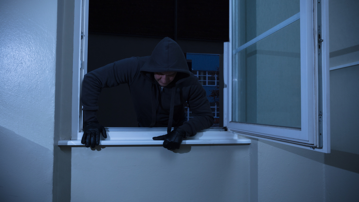 Το Ι.Χ. και τα παπούτσια αποκάλυψαν τους κλέφτες πανάκριβων ρολογιών