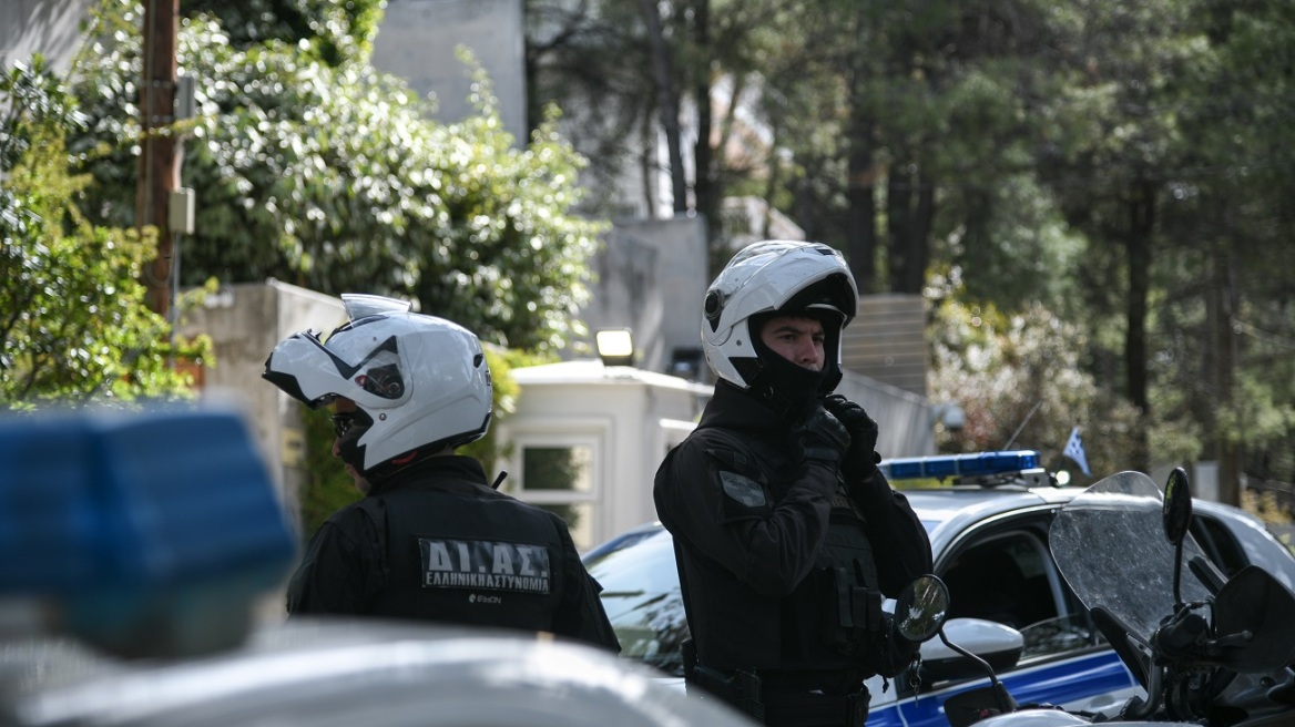 Επιχείρηση της ΕΛ.ΑΣ στο Μαρκόπουλο: Συνελήφθησαν 3 φυγόποινοι και άλλα 2 άτομα