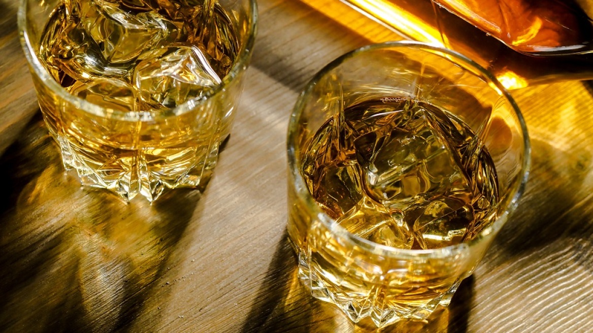 Καπνιστό ουίσκι vs mezcal: τα πάντα για αυτά τα ιδιαίτερα καπνιστά αποστάγματα