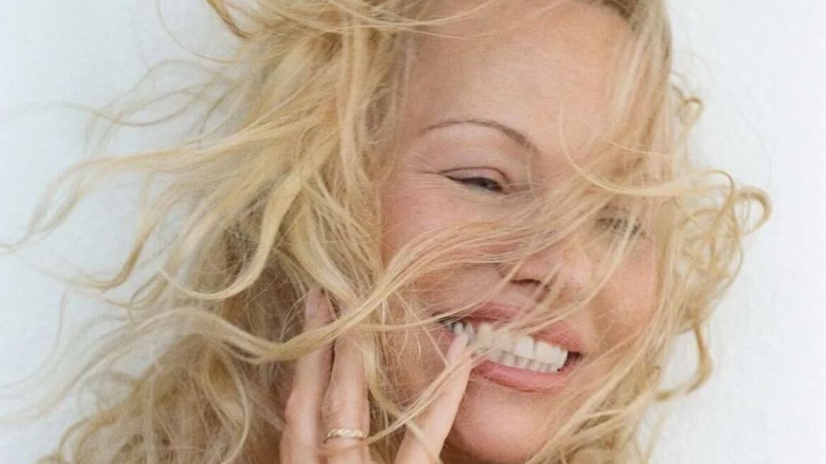  Στα 55 χρόνια της παραμένει sex symbol: Η Πάμελα Άντερσον με λευκό, ημιδιάφανο μαγιό