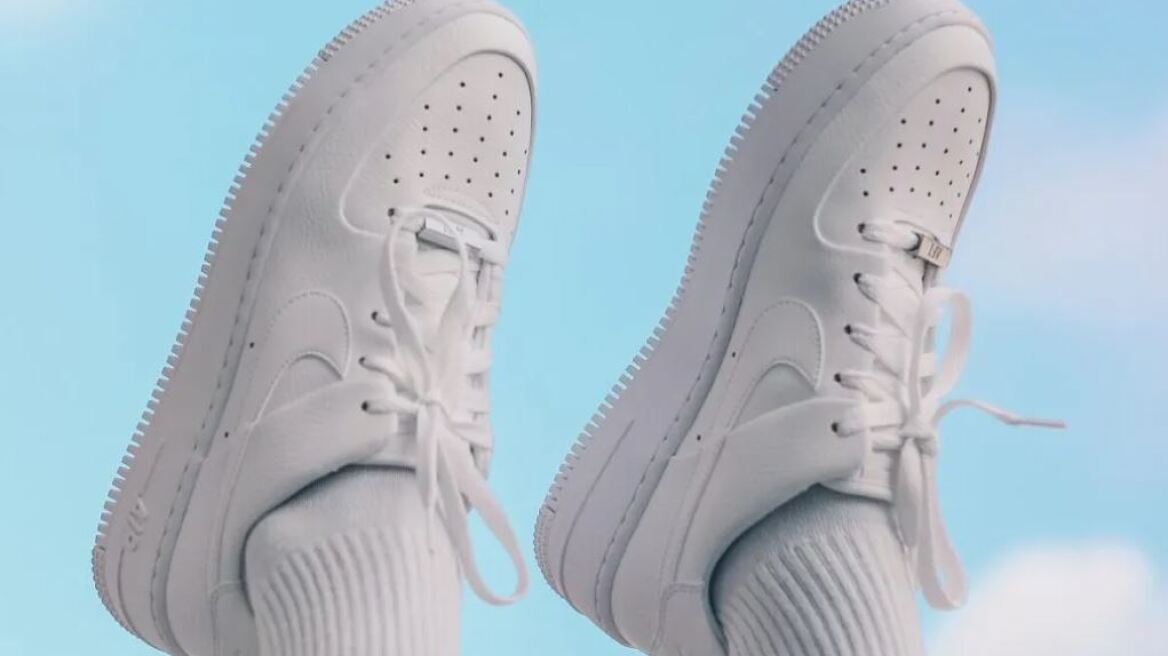 Ένα κόλπο για να ξαναγίνουν τα sneakers σας λευκά σαν καινούρια - Βίντεο