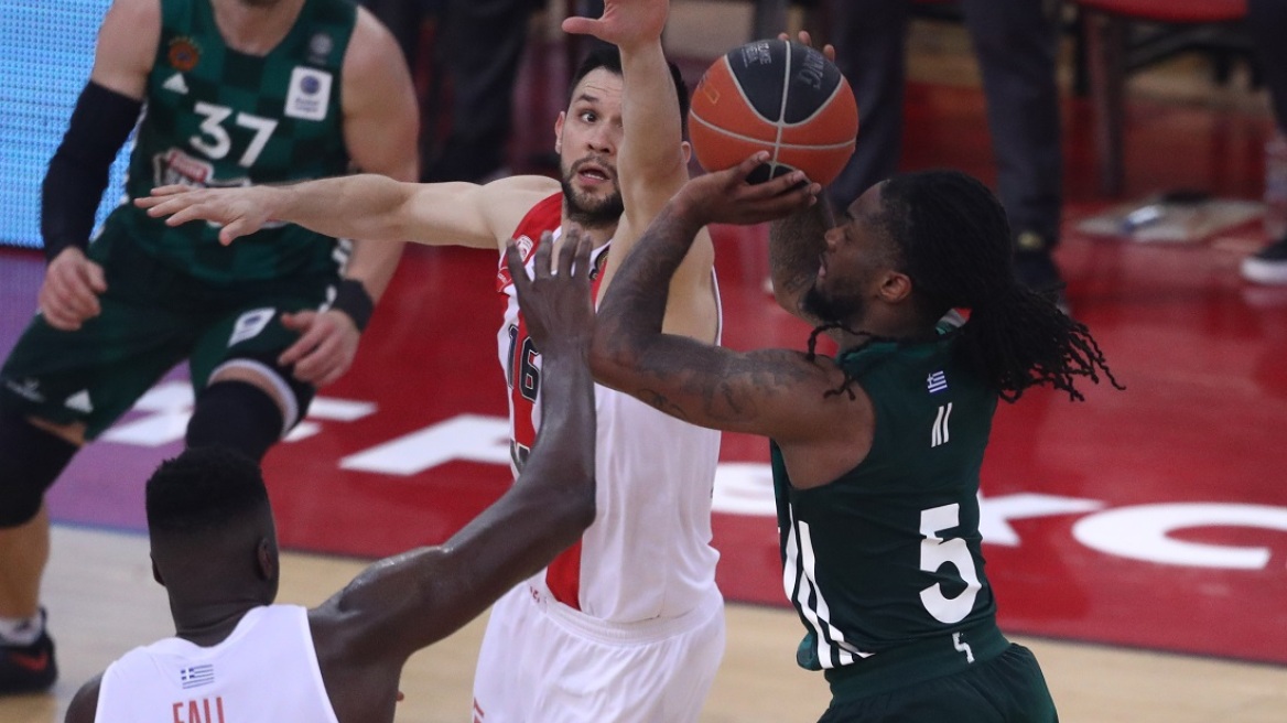 Ολυμπιακός-Παναθηναϊκός: Το στοπ του Παπανικολάου στον Λι  στο τέλος του αγώνα - Δείτε βίντεο