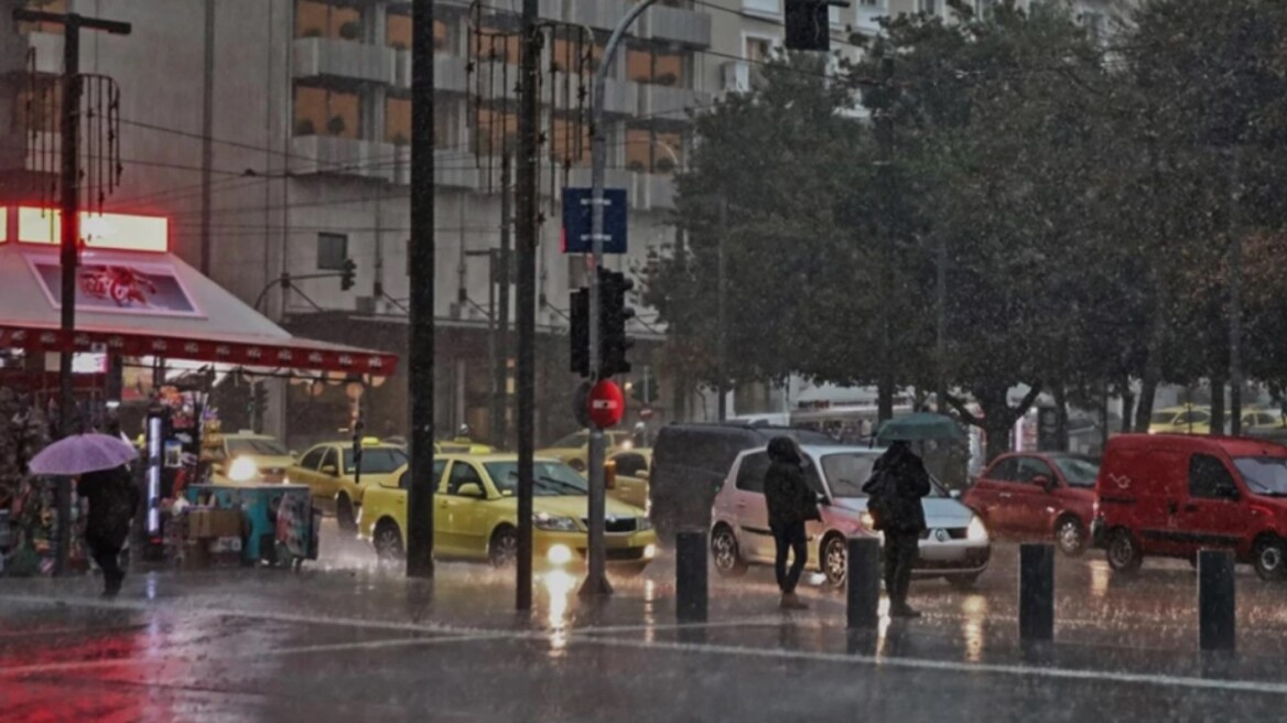 Ξαφνική καταιγίδα έπληξε τα βόρεια προάστια 