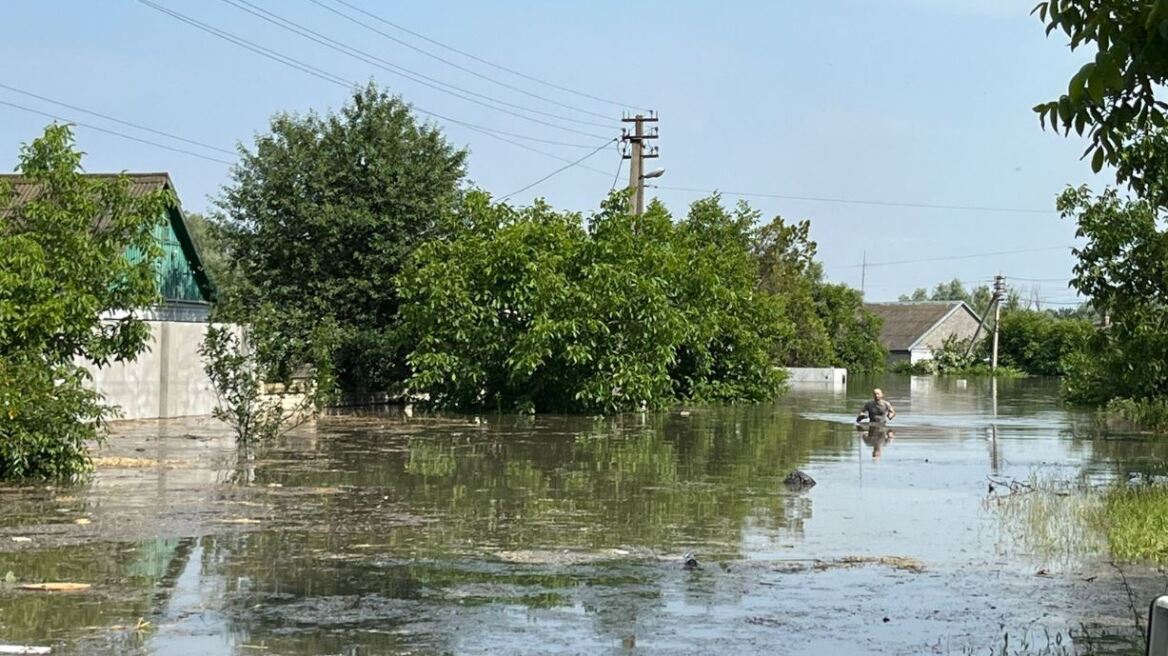 Πόλεμος στην Ουκρανία: Η στάθμη νερού στον ταμιευτήρα στην Καχόβκα πέφτει κατά 35 cm/ώρα - «Βυθίστηκε» στα 11 μέτρα η πόλη (βίντεο)