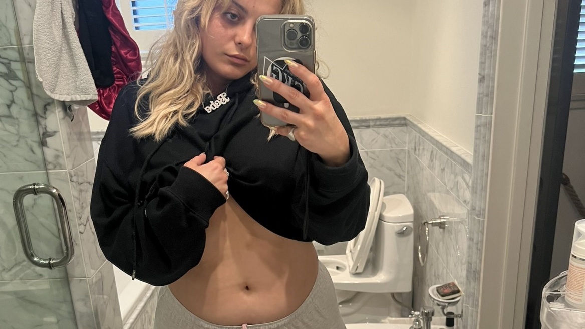 Η Μπίμπι Ρέξα δείχνει την αγύμναστη κοιλίτσα της στον καθρέφτη του μπάνιου