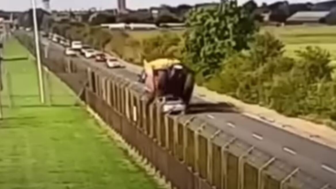 Βρετανία: Τρακτέρ που οδηγούσε 19χρονος υπό την επήρεια ναρκωτικών «έλιωσε» αυτοκίνητο - Γλίτωσε από θαύμα ο οδηγός