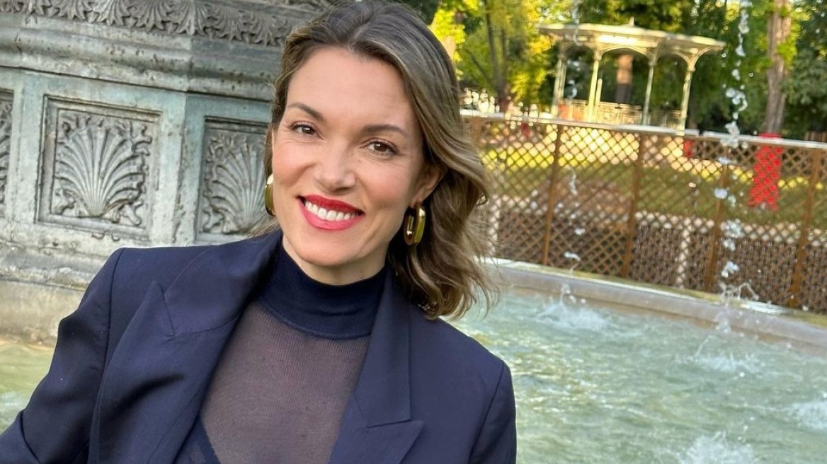 H Βίκυ Καγιά ποζάρει με ολόλευκο ολόσωμο μαγιό στην Κρήτη