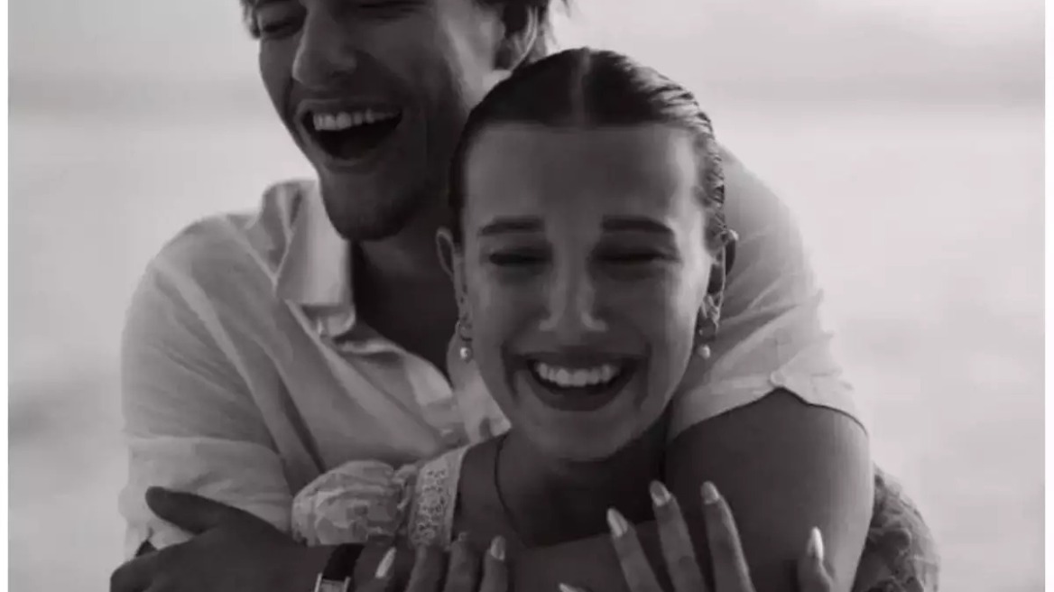 Η Μίλι Μπόμπι Μπράουν γιόρτασε τον αρραβώνα της με crop top και μίνι φούστα