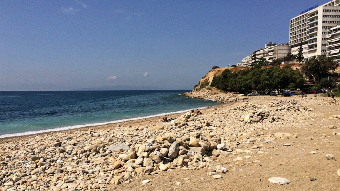 Νεαροί αλλοδαποί προσπάθησαν να βιάσουν 17χρονη και λιθοβόλησαν τον σύντροφό της στην παραλία Φρεαττύδας