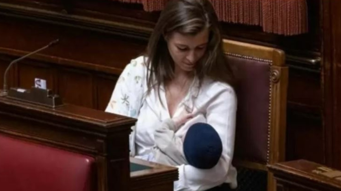 Ιταλία: Βουλευτής θήλασε τον δύο μηνών γιο της στο κοινοβούλιο - Δείτε φωτογραφία