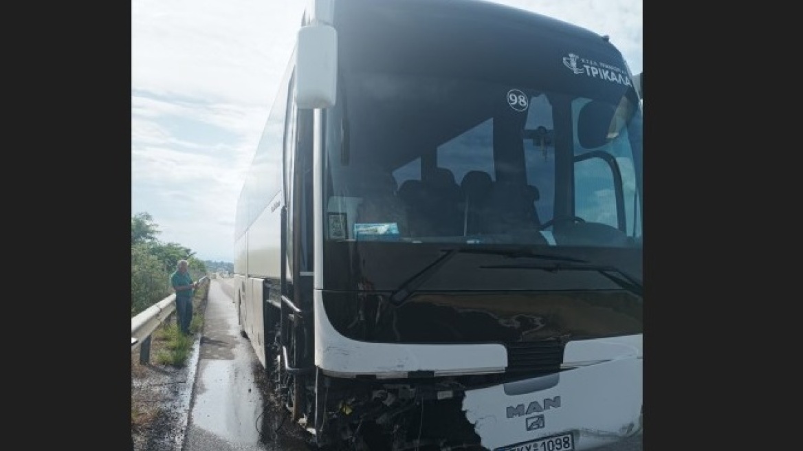 Λαμία: Λεωφορείο του ΚΤΕΛ Τρικάλων γεμάτο κόσμο έπεσε στα κιγκλιδώματα στην Αθηνών-Λαμίας