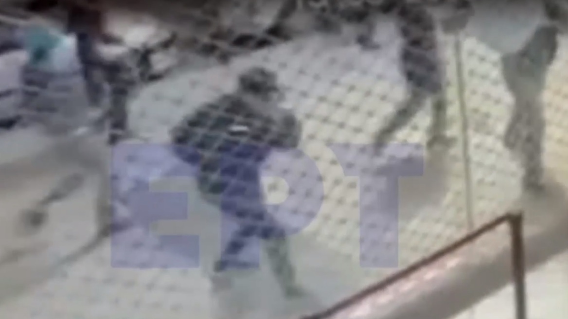 Κουκάκι: Η στιγμή της επίθεσης των κουκουλοφόρων που έσπασαν καταστήματα και ΑΤΜ - Δείτε βίντεο