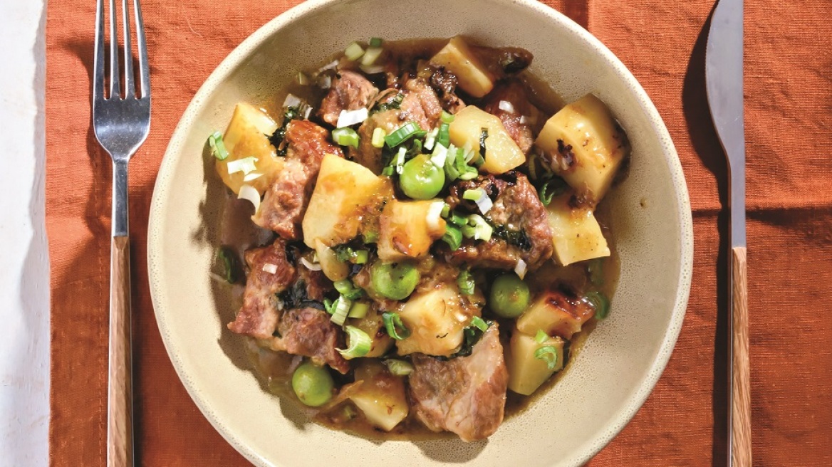 Χοιρινό με πατάτες και άγουρα κορόμηλα