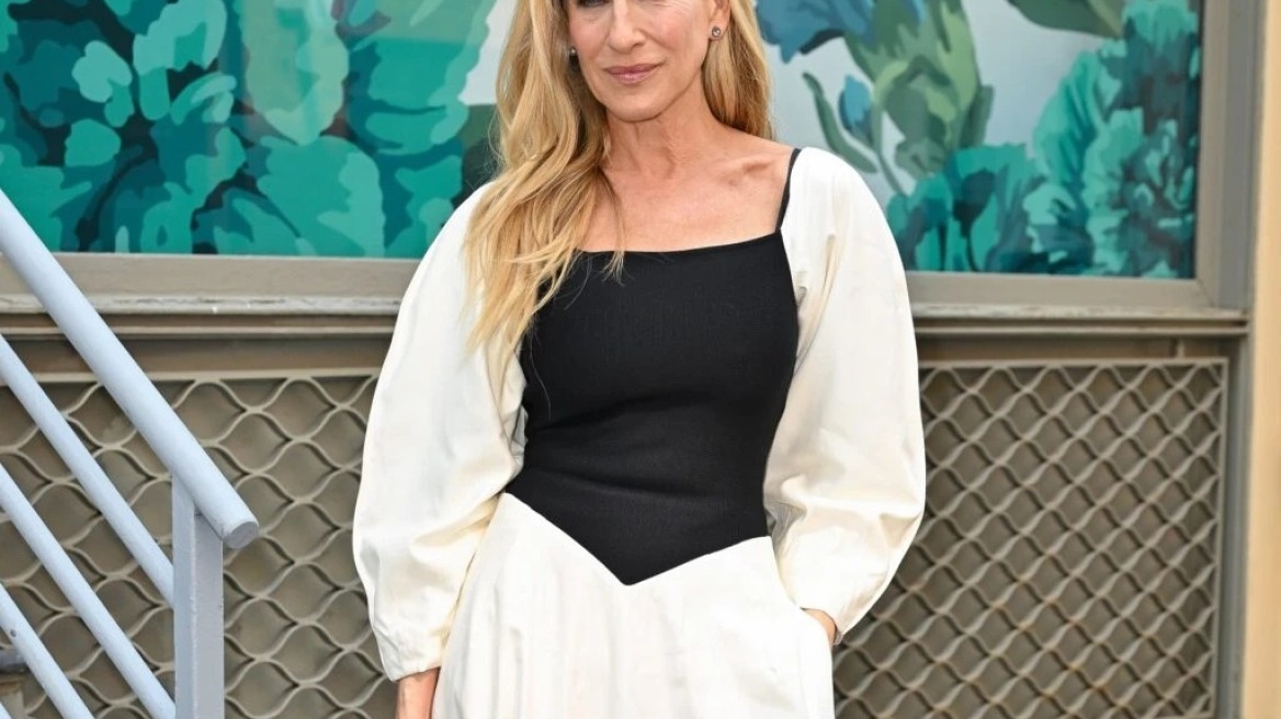 H Sarah Jessica Parker υποδέχεται το καλοκαίρι με το πιο σοφιστικέ φόρεμα 