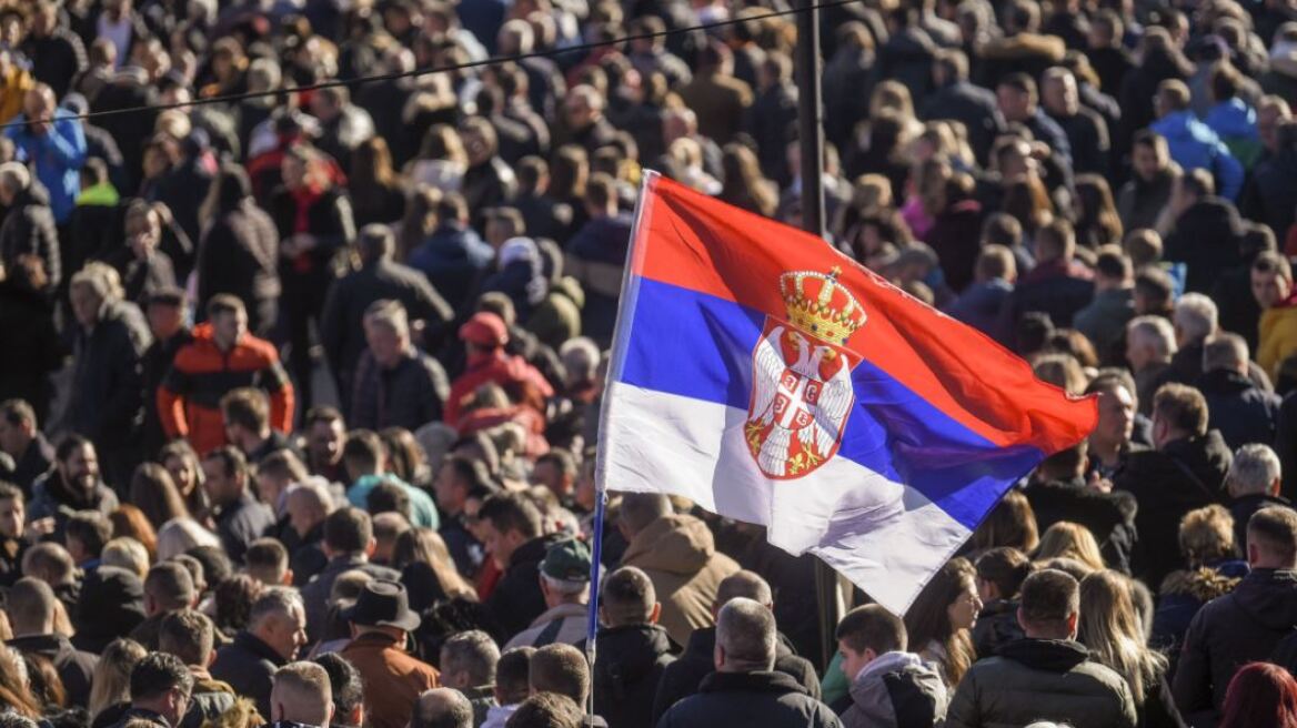 Σερβία: Δεκάδες χιλιάδες πολίτες διαδήλωσαν ξανά κατά της βίας