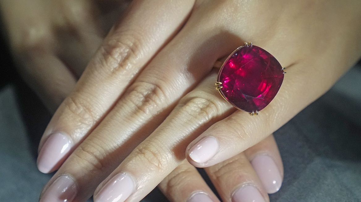 Tο μεγαλύτερο ρουμπίνι που έχει δημοπρατηθεί ποτέ πωλήθηκε στην τιμή-ρεκόρ των 34,8 εκατ. δολαρίων
