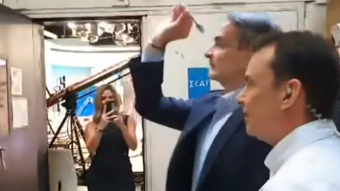 Εκλογές 2023: Ο Μητσοτάκης έπαιξε βελάκια στο ΣΚΑΙ - Δείτε βίντεο