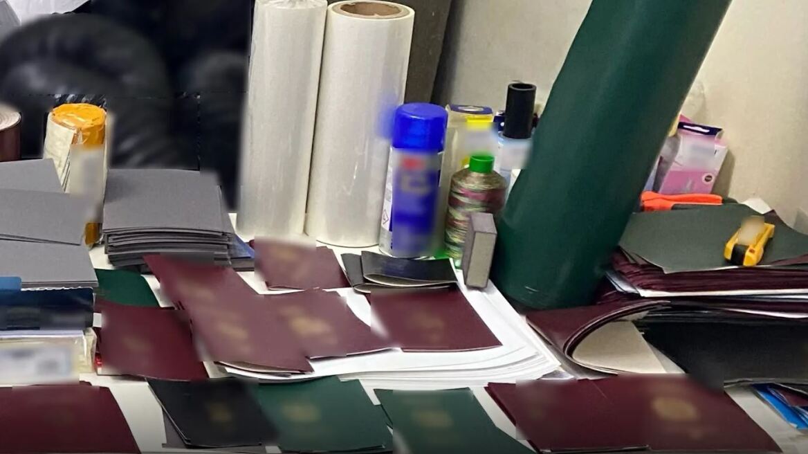 Άγιος Παντελεήμονας: Επεισοδιακή σύλληψη αλλοδαπών για πλαστογραφία - Είδε τους αστυνομικούς, πέταξε το τσαντάκι και άρχισε να τρέχει