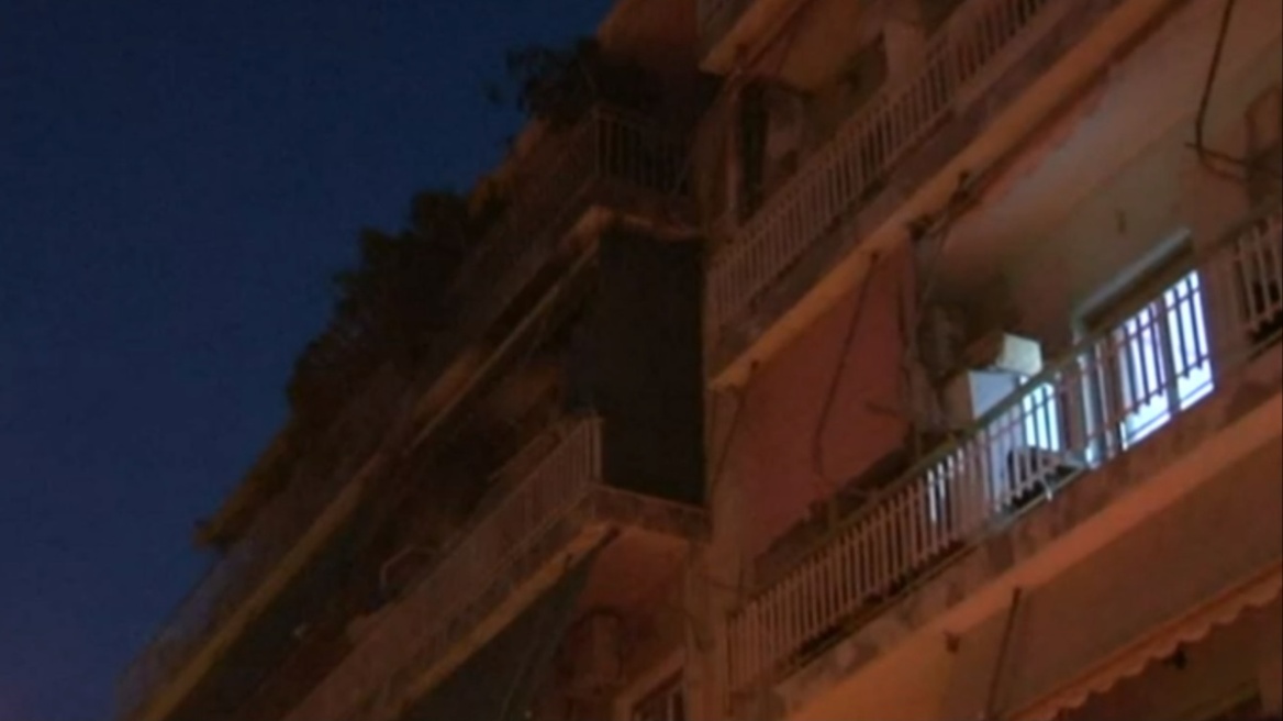 Φωτιά σε διαμέρισμα 3ου ορόφου στα Πετράλωνα - Στο νοσοκομείο 15χρονος