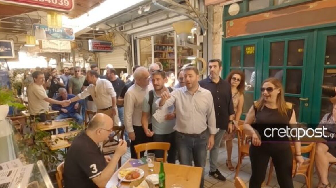 Εκλογές 2023 - Ο Νίκος Ανδρουλάκης, ο Ψαραντώνης, οι ψήφοι και τα... παϊδάκια στο κέντρο του Ηρακλείου