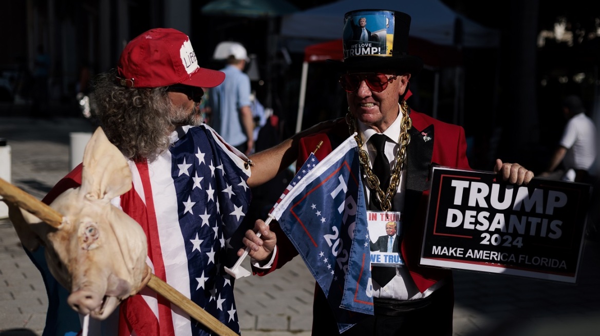 Ντόναλντ Τραμπ: Διαδηλωτές και δημοσιογράφοι έξω από το δικαστήριο στο Μαϊάμι