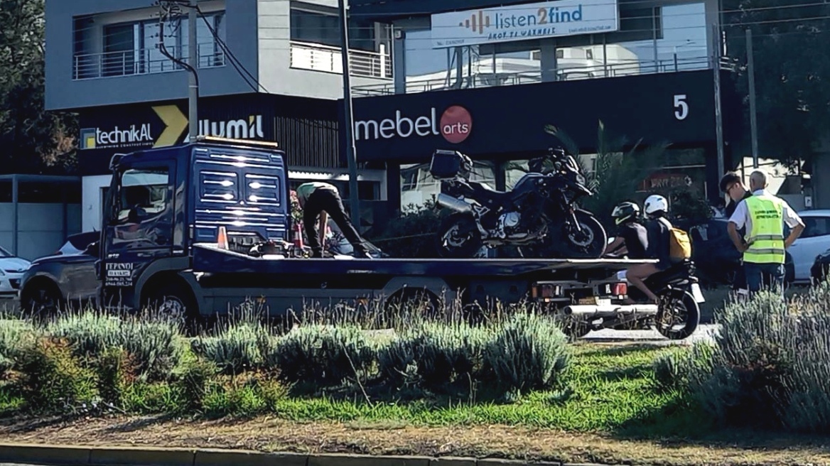 Λεωφόρος Βουλιαγμένης: Μηχανή παρέσυρε γυναίκα - Δύο τραυματίες