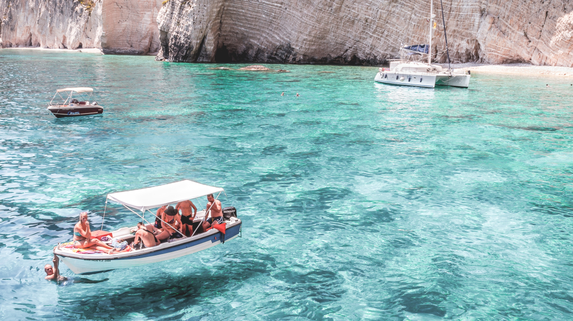 3 ελληνικά νησιά ιδανικά για διακοπές με παρέα