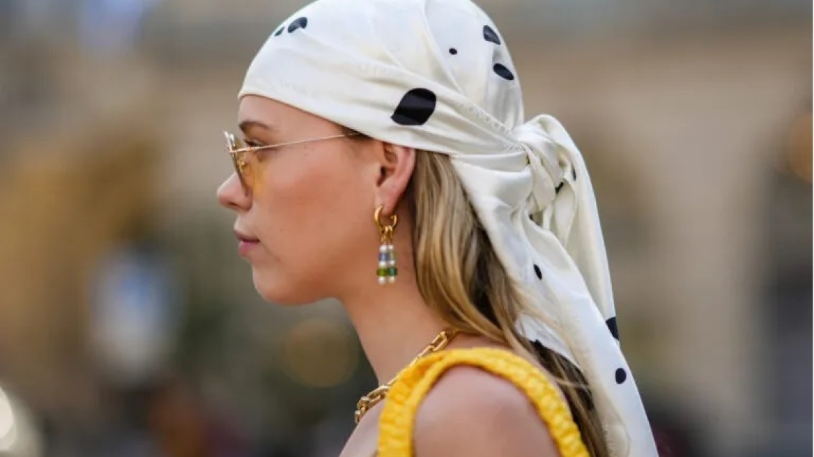 Μαντήλι στα μαλλιά: Οι πιο stylish τρόποι να το φορέσετε φέτος το καλοκαίρι