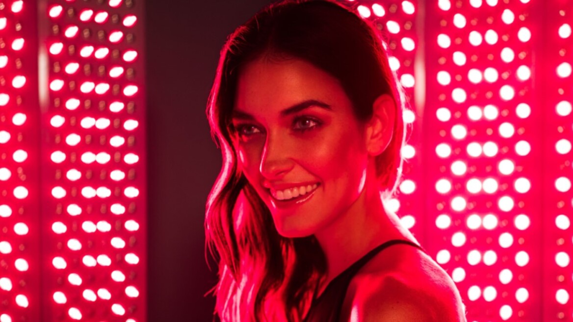 Red Light Therapy: Όσα πρέπει να γνωρίζετε για την επαναστατική μέθοδο που καταπολεμά τη γήρανση