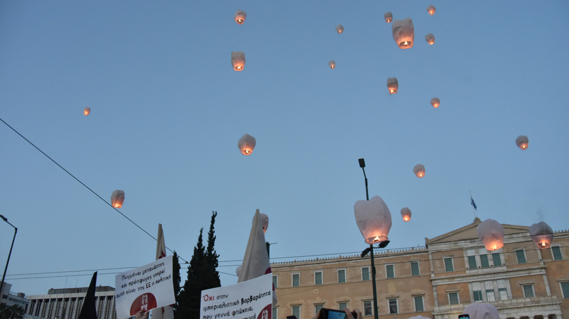 Σύνταγμα: Δεκάδες φαναράκια στον ουρανό για τους νεκρούς του ναυαγίου της Πύλου (βίντεο και φωτογραφίες)